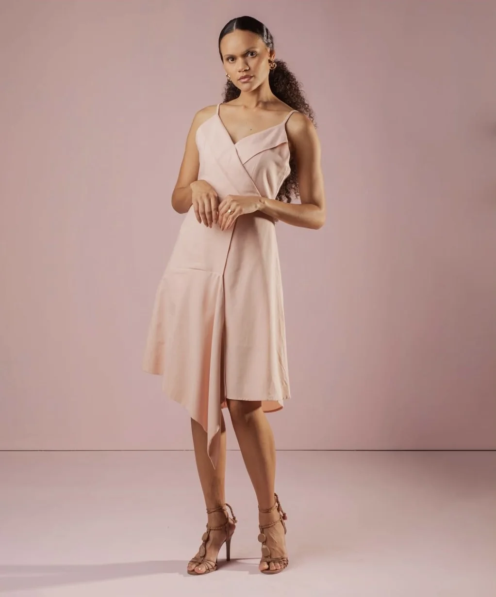 Vestido Virgínia na cor Rosa Malte, fotografado em estúdio